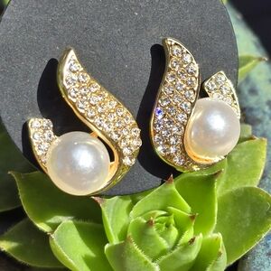 $2 with $5+ Bundle• Rhinestone Faux Pearl Gold Tone Earrings JW-15